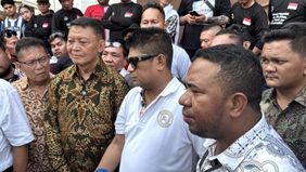 Kuasa hukum ahli waris Nisa Binti Gani melakukan pemasangan plang di tiga titik pada lokasi yang menjadi objek sengketa lahan seluas sekitar 2,4 hektare di kawasan Arjuna HyperBowling, Jakarta Barat.