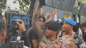 Aparat kepolisian menggagalkan upaya pembakaran ban yang dilakukan sejumlah mahasiswa saat aksi demonstrasi berlangsung di kawasan Patung Kuda, Jakarta Pusat, Senin, 15 Juni 2026 sore.