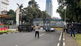 Kepolisian menutup akses Jalan Medan Merdeka Selatan, Jakarta Pusat, dari kedua arah menyusul berlangsungnya aksi unjuk rasa yang digelar oleh kelompok mahasiswa pada Senin, 15 Juni 2026.