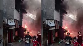 Dalam video terbaru, terlihat warga berupaya menyelamatkan barang-barang seadanya dari dalam rumah dan bangunan yang terdampak kebakaran. Kepanikan sempat terjadi saat api terus membesar dan asap tebal membumbung tinggi ke udara.