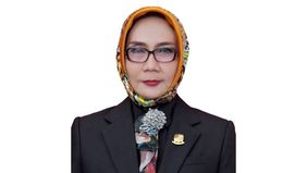 Wakil Ketua DPRD Kabupaten Cirebon, Nana Kencanawati, menjadi sorotan publik setelah komentar yang muncul dari akun media sosial pribadinya viral di berbagai platform. Komentar tersebut dinilai tidak pantas disampaikan oleh seorang pejabat publik kar