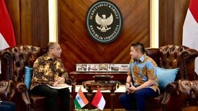 Seskab Teddy bertemu Duta Besar India, harga emas stabil, PDIP bantah afiliasi dengan BEM UGM, demo di kantor BGN, dan netizen serang Aliansi BEM Bersatu.