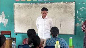 Dia memastikan apakah menu yang dimakan para siswa dalam keadaan hangat atau tidak dan sempat menyoroti masakan yang dimasak sejak pagi dapat terasa dingin.