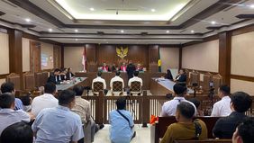 Komisi Pemberantasan Korupsi (KPK) diminta lebih berhati-hati dalam menyampaikan perkembangan perkara dugaan suap dan gratifikasi di lingkungan Direktorat Jenderal Bea dan Cukai (DJBC) yang menyeret nama sejumlah pihak dalam persidangan kasus Blueray