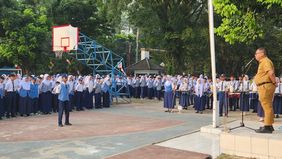 Bupati Bogor, Rudy Susmanto mengerahkan para kepala perangkat daerah, asisten, staf ahli, dan direktur RSUD untuk menjadi pembina upacara di sekolah tingkat SMP di Kabupaten Bogor pada Senin (15/6).