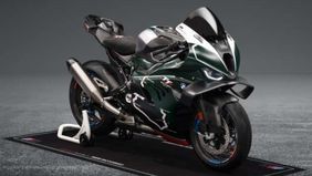 Pembeli BMW Motorrad M 1000 RR Limited Edition Isle of Man TT Bakal Mendapatkan Berbagai Perlengkapan Eksklusif.
