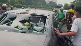 Sebuah mobil listrik menjadi sasaran kemarahan warga setelah diduga terlibat kecelakaan lalu lintas dengan seorang pengendara sepeda motor di Jalan Meruya Selatan, tepat di depan Universitas Mercu Buana, Kembangan, Jakarta Barat, pada Senin, 22 Juni 