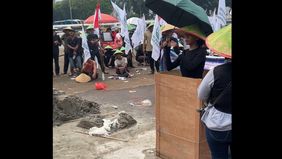 Aksi itu dilakukan oleh Liga Mahasiswa Nasional untuk Demokrasi (LMND) bersama Dewan Pengurus Nasional Koalisi Nasional Reforma Agraria (DPN KNARA) serta petani Sumatra