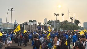 Petugas kepolisian berusaha memadamkan api yang dinyalakan mahasiswa