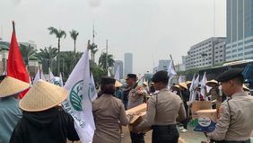 Polda Metro Jaya bersama Polres Metro Jakarta Pusat menerapkan pendekatan humanis saat mengamankan aksi unjuk rasa yang digelar Dewan Pengurus Nasional Koalisi Nasional Reforma Agraria (DPN KNARA) di depan Gedung DPR/MPR, Jakarta, Senin, 22 Juni 2026
