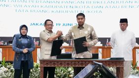 enteri Dalam Negeri (Mendagri) Muhammad Tito Karnavian bersama Menteri Perumahan dan Kawasan Permukiman (PKP) Maruarar Sirait menandatangani Surat Keputusan Bersama (SKB) sebagai langkah untuk mempercepat pelaksanaan Program Pembangunan 3 Juta Rumah.