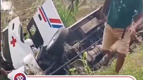 Dalam video yang beredar di media sosial terlihat ambulans berwarna putih bertuliskan kementerian dan hak asasi manusia ambulans pemasyarakatan dalam kondisi terbalik di aliran air bawah badan jalan.
