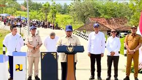 Suasana penuh semangat dan kegembiraan menyelimuti Lapangan Lar-Lar hingga sepanjang ruas jalan menuju lokasi peresmian di Jalan Kedungdung, Kabupaten Sampang, saat Presiden Prabowo Subianto melakukan kunjungan kerja ke Pulau Madura