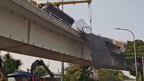 Proses evakuasi muatan besi konstruksi yang tumpah akibat kecelakaan truk di flyover (FO) Tomang, Jakarta Barat, sempat mengalami kendala.