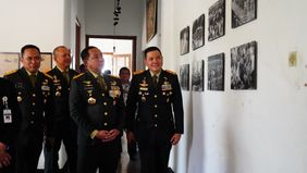 Panglima TNI Jenderal TNI Agus Subiyanto mengunjungi Museum Diponegoro dan Museum Jenderal Sudirman di Magelang, Jawa Tengah
