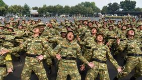 Korps Marinir TNI AL membagikan rincian mengenai aktivitas harian yang dijalani oleh para peserta Latihan Dasar Kemiliteran (Latsarmil). Kegiatan ini diikuti oleh anggota Sarjana Penggerak Pembangun Indonesia (SPPI) yang dipersiapkan menjadi calon pe