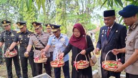 Menyambut peringatan Hari Ulang Tahun (HUT) Bhayangkara, Bupati Bogor Rudy Susmanto bersama Wakil Bupati Bogor dan unsur Forum Koordinasi Pimpinan Daerah (Forkopimda) mengikuti kegiatan ziarah serta tabur bunga.