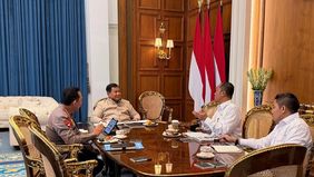 Prabowo Subianto menerima Kepala Kepolisian Negara Republik Indonesia (Kapolri) Jenderal Polisi Listyo Sigit Prabowo di Istana Merdeka, Jakarta.