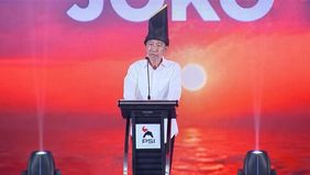 Presiden ke-7 RI Joko Widodo (Jokowi) memulai kunjungan ke Lampung pada Jumat (26/6/2026) dengan penampilan yang menarik perhatian publik. Saat bertolak dari Solo, Jokowi terlihat mengenakan atribut lengkap Partai Solidaritas Indonesia (PSI), berupa 