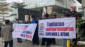 Massa dari Koalisi Masyarakat Peduli MBG demonstrasi di depan Kantor Badan Gizi Nasional, menuntut perubahan kepemimpinan dan dukung kelanjutan Program Makan Bergizi Gratis.