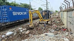 PT Kereta Api Indonesia (Persero) Daerah Operasi 1 Jakarta melakukan penertiban terhadap bangunan liar di sepanjang petak jalan Stasiun Pasar Senen&ndash;Pasar Gaplok sebagai langkah untuk meningkatkan keselamatan operasional kereta api. Dalam kegiatan ter