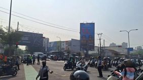 Kecelakaan lalu lintas yang melibatkan sebuah truk dan belasan sepeda motor menyebabkan kemacetan panjang di Simpang Kampus Unisma, Jalan Cut Mutia, Kecamatan Bekasi Timur, Kota Bekasi, pada Senin, 29 Juni 2026 pagi. 