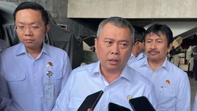 Menteri Perhubungan (Menhub) Dudy Purwagandhi memastikan biaya tambahan bahan bakar atau fuel surcharge tidak lagi diberlakukan setelah pemerintah menerapkan tarif batas atas (TBA) tiket pesawat yang baru sebagai acuan penetapan tarif.