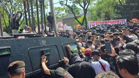 Proses pemulangan Bupati Pati nonaktif Sudewa dari Pengadilan Tindak Pidana Korupsi (Tipikor) Semarang, Jawa Tengah, pada Senin, 29 Juni 2026 siang, sempat berlangsung alot. Aparat kepolisian membutuhkan waktu sekitar satu setengah jam untuk mengelua