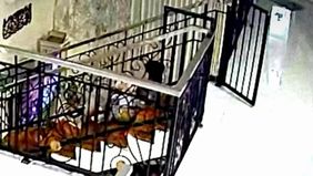 Ia mengaku mendadak oleng saat menuruni anak tangga.
