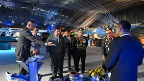 Prabowo Subianto meninjau Pameran Bhayangkara yang digelar dalam rangka Peringatan ke-80 Hari Bhayangkara Tahun 2026 di Lapangan Satuan Latihan Korbrimob, Cikeas, Kabupaten Bogor