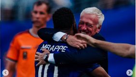 Minggu lalu, Deschamps kehilangan ibunya. Di tengah duka yang dalam sebagai pelatih Prancis, Mbapp&eacute; datang memberi kekuatan.
