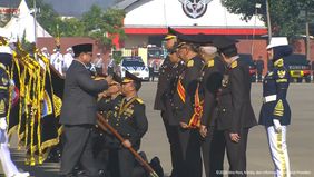 Presiden Prabowo Subianto memberikan Bintang Bhayangkara Nararya kepada tiga polisi berprestasi dalam peringatan hari Bhayangkara.