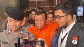 Bupati Kuantan Singingi (Kuansing) Suhardiman Amby bersama Sekretaris Daerah Kabupaten Kuantan Singingi Zulkarnain resmi ditahan oleh Komisi Pemberantasan Korupsi (KPK).