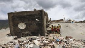 Jumlah korban meninggal dunia akibat dua gempa bumi berkekuatan besar yang mengguncang Venezuela pada Rabu, 24 Juni 2026 terus bertambah. Hingga kini, korban tewas tercatat mencapai 2.295 orang, sementara 11.267 orang lainnya luka-luka.

