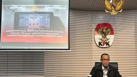 Komisi Pemberantasan Korupsi (KPK) mengungkapkan alasan mengamankan istri kedua Bupati Kuantan Singingi (Kuansing), Suhardiman Amby (SA), Suci Nita Edwar, dalam operasi tangkap tangan (OTT) yang dilakukan lembaga antirasuah tersebut.