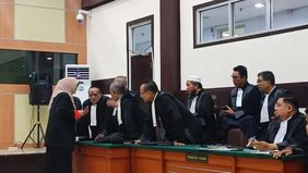 Terdakwa dalam perkara dugaan fitnah dan pencemaran nama baik terkait keaslian ijazah Presiden ke-7 RI Joko Widodo, Tifauzia Tyassuma atau Dokter Tifa, menghadiri sidang perdananya di Pengadilan Negeri (PN) Jakarta Timur pada Kamis, 2 Juli 2026. 