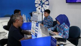 Pemerintah mulai memberlakukan kewajiban registrasi kartu SIM dengan verifikasi biometrik wajah bagi masyarakat yang mengaktifkan nomor seluler baru mulai Rabu, 1 Juli 2026. 