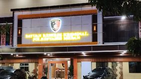 Petugas Komisi Pemberantasan Korupsi (KPK) sempat membawa Bupati Langkat Syah Afandin yang terjaring operasi tangkap tangan (OTT) ke Markas Polrestabes Medan, Sumatera Utara, untuk menjalani pemeriksaan awal.