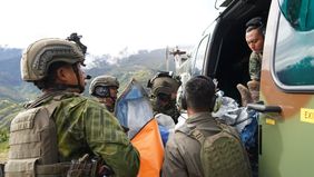 Koops TNI Habema berhasil mengevakuasi jenazah pilot pesawat PT AMA Air PK-RCY, Nicholas F. Goselin, yang menjadi korban penembakan di Bandara Ipdeheik, Kampung Balinggama, Distrik Sobaham, Kabupaten Yahukimo, Papua Pegunungan, Jumat (3/7/2026). Bers