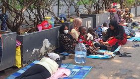 Sejumlah pengungsi warga negara asing (WNA) kembali berkumpul di bagian belakang kantor Komisioner Perserikatan Bangsa-Bangsa Urusan Pengungsi (UNHCR) setelah sebelumnya menerima imbauan secara persuasif dari Pemerintah Kota Administrasi Jaksel.