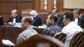 Tiga mantan pejabat Direktorat Jenderal Bea dan Cukai Kementerian Keuangan didakwa menerima suap serta gratifikasi dengan total nilai mencapai Rp78,81 miliar dalam perkara dugaan korupsi impor barang tiruan yang terjadi pada periode 2025&ndash;2026.