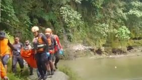 Komandan Tim (Dantim) Pos SAR Sukabumi, Arizal, mengatakan korban ditemukan sekitar pukul 13.32 WIB di aliran Sungai Cicatih dengan jarak sekitar 500 meter dari titik lokasi yang diduga menjadi tempat terakhir korban berada.