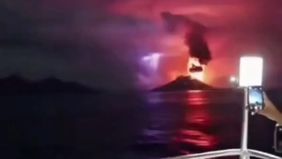 Badan Geologi Kementerian Energi dan Sumber Daya Mineral (ESDM) memastikan video yang beredar di sejumlah media sosial dan diklaim memperlihatkan erupsi Gunung Anak Krakatau dari atas kapal merupakan informasi palsu atau hoaks.