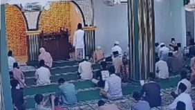 Dalam rekaman yang beredar, pria berbaju putih tersebut tampak khusyuk mengumandangkan azan menjelang pelaksanaan Salat Jumat. Namun, di tengah lantunan azan, ia tiba-tiba ambruk hingga menimpa salah seorang jemaah yang berada di sampingnya.