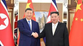 Presiden China Xi Jinping menyatakan komitmennya untuk terus mempererat hubungan dengan Korea Utara bersama pemimpin negara tersebut, Kim Jong Un. Xi menegaskan kerja sama kedua negara akan diarahkan pada hubungan yang berjangka panjang dan stabil.