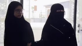 Tangis Celine Evangelista saat antarakan anak sulungnya masuk ke pondok pesantren, netizen dibuat salfok dengan outfit bercadar Celine.
