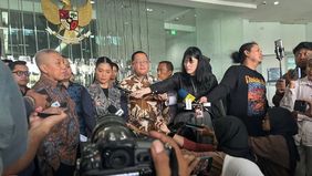 Mantan Menteri Pendidikan, Kebudayaan, Riset, dan Teknologi, Nadiem Anwar Makarim, melalui tim kuasa hukumnya melaporkan empat hakim Pengadilan Tindak Pidana Korupsi pada Pengadilan Negeri Jakarta Pusat (PN Tipikor Jakpus) ke Komisi Yudisial (KY).
