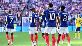 Michael Olise menjadi pemain dengan catatan assist terbanyak sementara di Piala Dunia 2026. Gelandang timnas Prancis itu telah mengoleksi lima assist dan memimpin daftar penyumbang umpan gol hingga berakhirnya babak 16 besar.