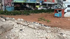 Tak habis pikir, aksi pencurian pagar besi terjadi di taman bawah kolong Flyover Kampung Melayu, Jakarta Timur. Dalam kurun waktu sekitar empat hari, pagar besi yang sebelumnya terpasang di area taman dilaporkan raib diduga digondol sekelompok pencur
