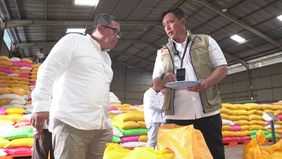 Direktur Utama Perum BULOG, Letnan Jenderal TNI (Purn.) Dr. Ahmad Rizal Ramdhani, didampingi Direktur SDM dan Transformasi, Ade Prastya Nurdin, melakukan kunjungan kerja sekaligus pengecekan ke Komplek Gudang BULOG Argapura, Kantor Wilayah Papua.